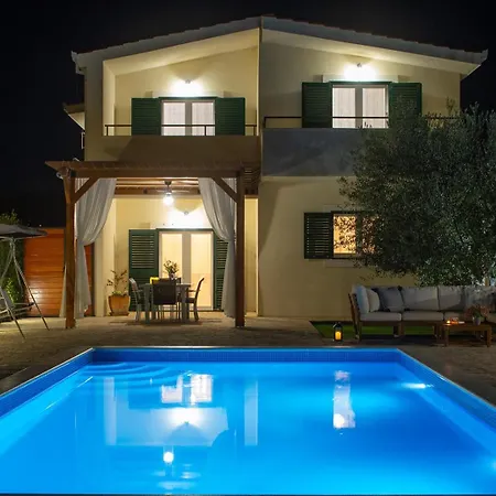 Roko With 4 Bedrooms, 32sqm Heated Pool Tugare