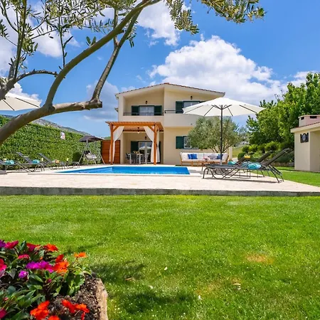 Roko With 4 Bedrooms, 32sqm Heated Pool