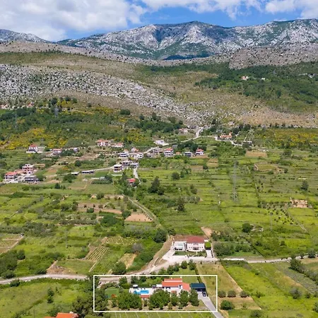 Roko With 4 Bedrooms, 32sqm Heated Pool Villa Tugare