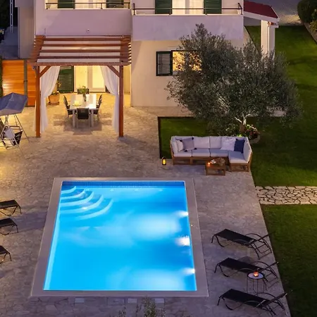 Roko With 4 Bedrooms, 32sqm Heated Pool *