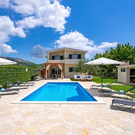 Roko With 4 Bedrooms, 32sqm Heated Pool Tugare