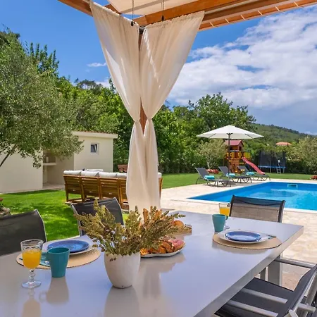 Villa Roko With 4 Bedrooms, 32sqm Heated Pool