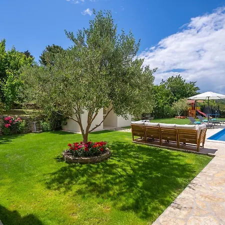 Roko With 4 Bedrooms, 32sqm Heated Pool Villa Tugare