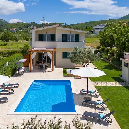 Roko With 4 Bedrooms, 32sqm Heated Pool