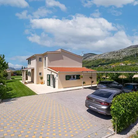 Villa Roko With 4 Bedrooms, 32sqm Heated Pool