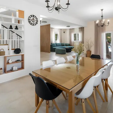 Roko With 4 Bedrooms, 32sqm Heated Pool Tugare