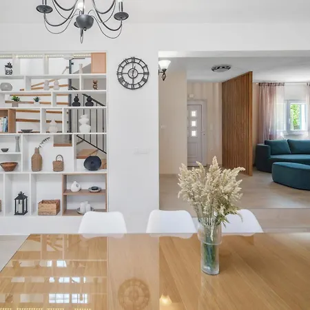 Roko With 4 Bedrooms, 32sqm Heated Pool * Tugare