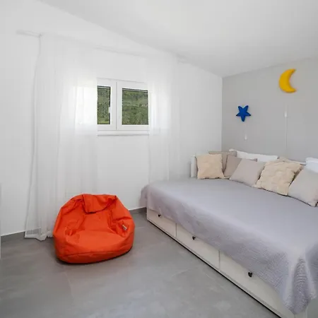 Roko With 4 Bedrooms, 32sqm Heated Pool *