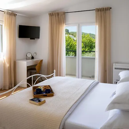 Roko With 4 Bedrooms, 32sqm Heated Pool Tugare