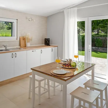 Roko With 4 Bedrooms, 32sqm Heated Pool * Tugare