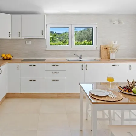 Villa Roko With 4 Bedrooms, 32sqm Heated Pool