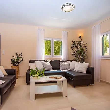 Roko With 4 Bedrooms, 32sqm Heated Pool Villa Tugare