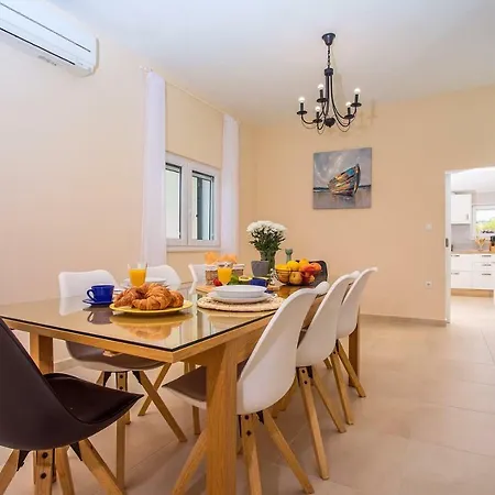 Villa Roko With 4 Bedrooms, 32sqm Heated Pool
