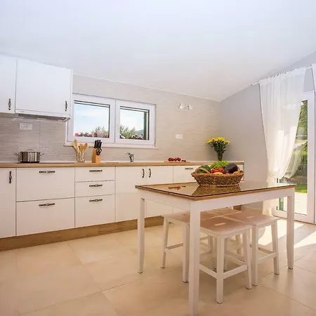 Roko With 4 Bedrooms, 32sqm Heated Pool * Tugare