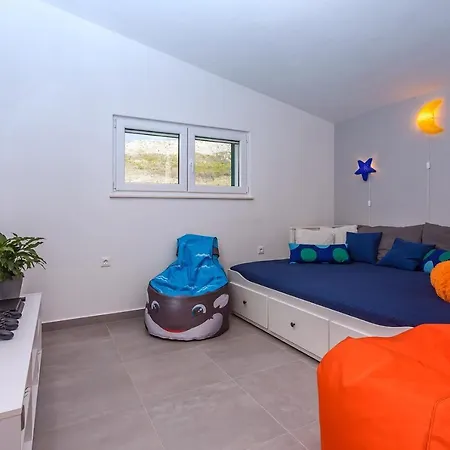 Roko With 4 Bedrooms, 32sqm Heated Pool Tugare